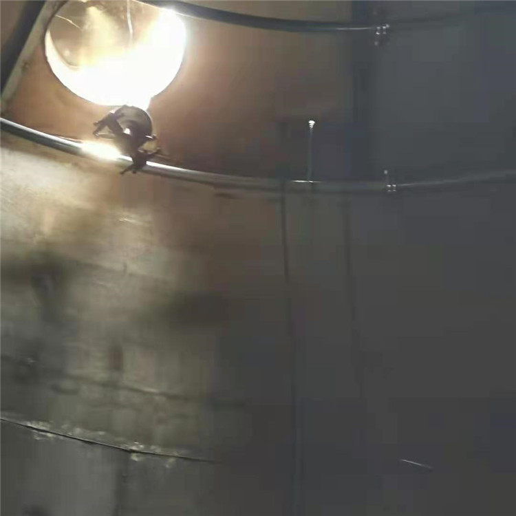 儲罐宅男视频在线观看污3-儲罐四維噴淋宅男视频在线观看污施工，水流量大，噴淋無死角，不搭架，省人工，安全係數高，這也是我公司實用新型技術專利_副本
